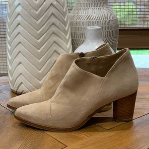 ITALEAU (handmade in Italy) tan suede booties